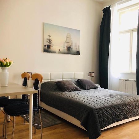 Modern Cozy Apartment In Central Prag Exteriör bild